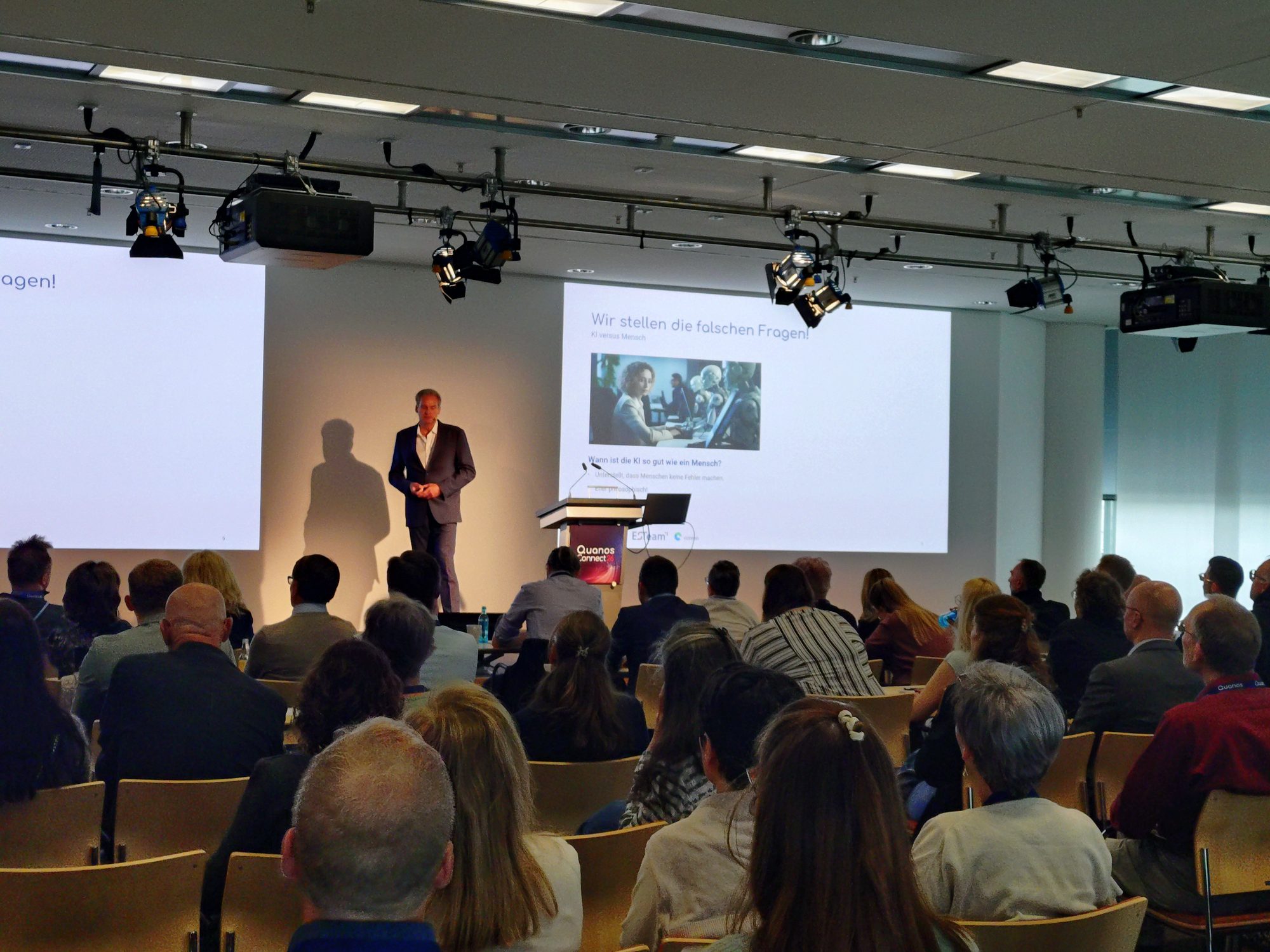 Jochen Hummel on stage in front of a full conference hall