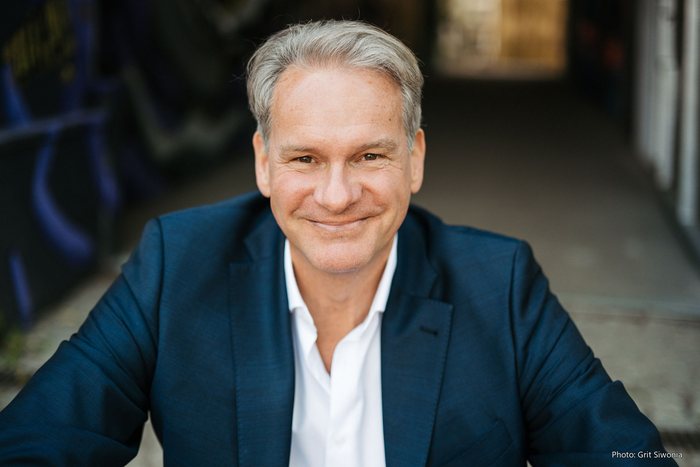 Portrait of Jochen Hummel looking into the camera, landscape format